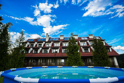 hotel basen na zewnątrz lato relaks pokoje