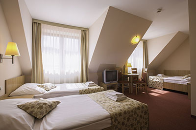 Ski hotel wypoczynek pięcioosobowy pokój góry łóżka widok